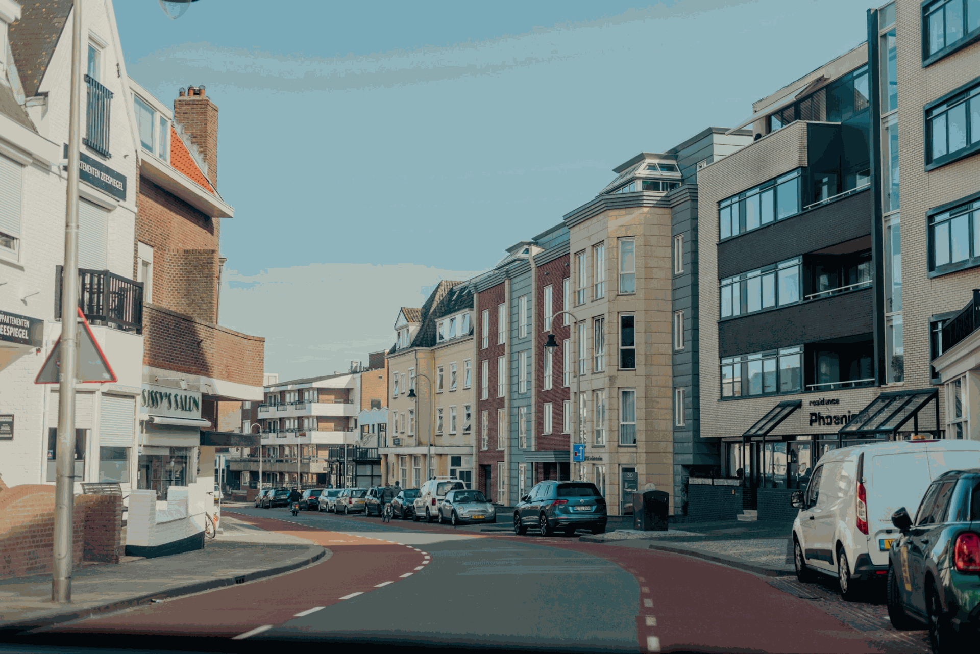 https://unsplash.com/photos/a-street-with-cars-parked-on-both-sides-of-it-OipdY55Kt68?utm_content=creditShareLink&utm_medium=referral&utm_source=unsplash