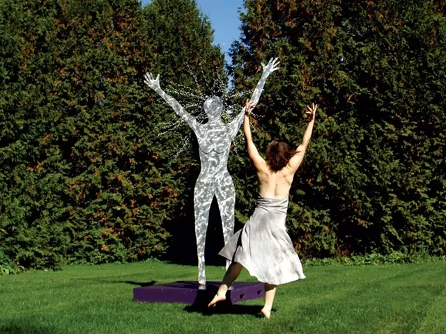 Dancers performing Passing, a contemporary dance work co-created by Tamara Hurwitz and Tracy Penfield, with netted sculpture set Dancers performing Passing, a contemporary dance work co-created by Tamara Hurwitz and Tracy Penfield, with netted sculpture set